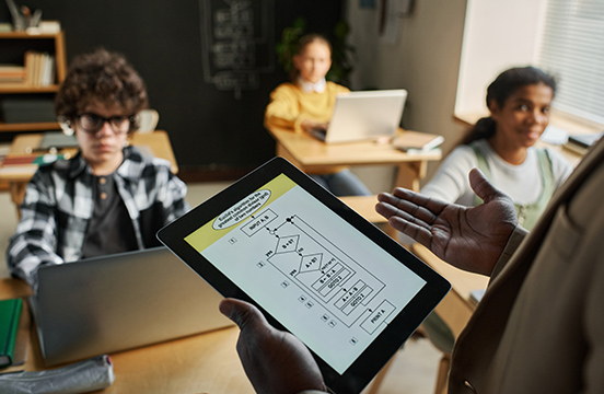 Profesional experto en competencias-digitales-docentes usando una tablet