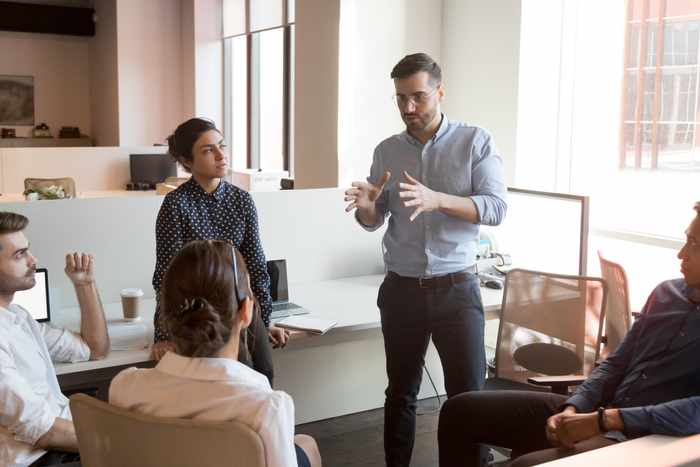 persona-usa-comunicación-efectiva-para-liderar-capital-humano