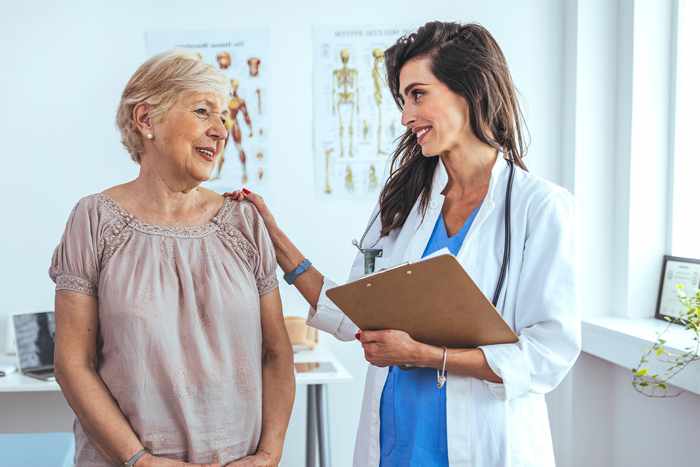 Imagen de un especialista del Diplomado en Geriatría atendiendo a un paciente adulto mayor