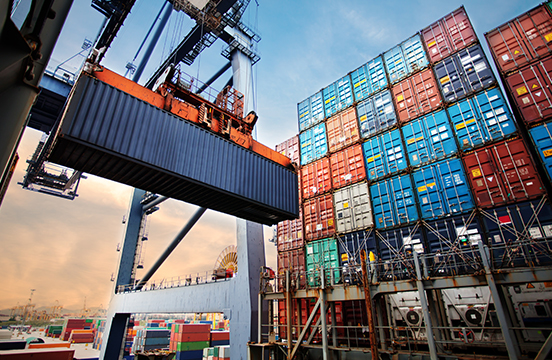 Fotografía de transporte marítimo de contenedores, simbolizando el flujo eficiente en un canal de distribución, tema que aborda el posgrado en logística internacional.