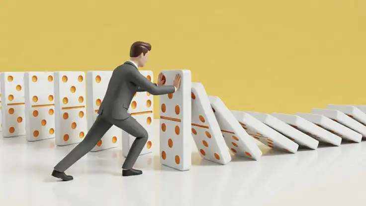 Una ilustración de un hombre de negocios deteniendo una fila de fichas de dominó en cascada sobre un fondo amarillo, que representa la teoría de juegos. 