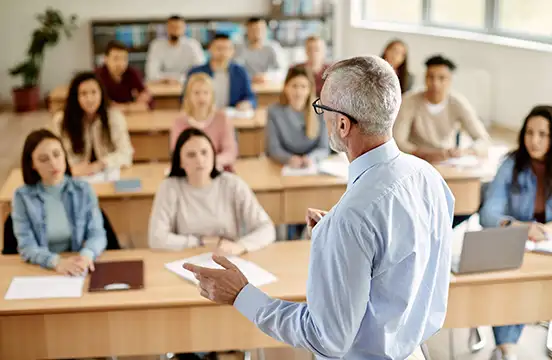 profesional con experiencia en desarrollo socioemocional y coaching educativo apoyando a su estudiante con el control de sus emociones para el desarrollo de una tarea.