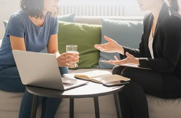 Mujer en sesión de conversación con una profesional, reflejando el desarrollo emocional a través del acompañamiento, la escucha activa y el diálogo constructivo.