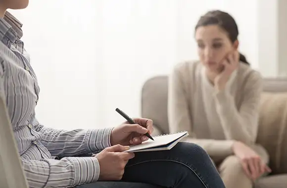 Profesional en intervención clínica y crisis psicológica contiene a paciente en una urgencia emocional.