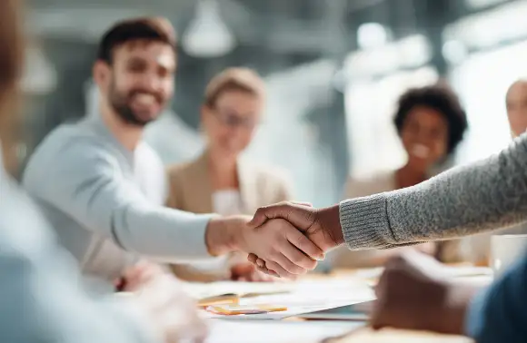 Profesionales analizan datos del talento humano para promover cultura organizacional diversa, equitativa e inclusiva. 