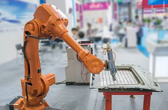 Mujer estudiando ingeniería manufactura en una computadora portátil