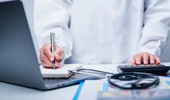 Imagen de un profesional de la salud revisando la administración hospitalaria.