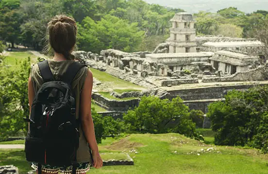 mujer-joven-hace-turismo-sostenible-en-zona-arqueologica