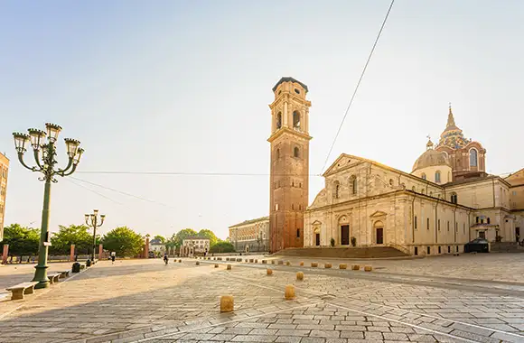 Fachada de la Catedral de San Juan Bautista en Turín, Italia, lugar donde se resguarda el Santo Sudario de Turín, una de las reliquias más estudiadas del cristianismo.
