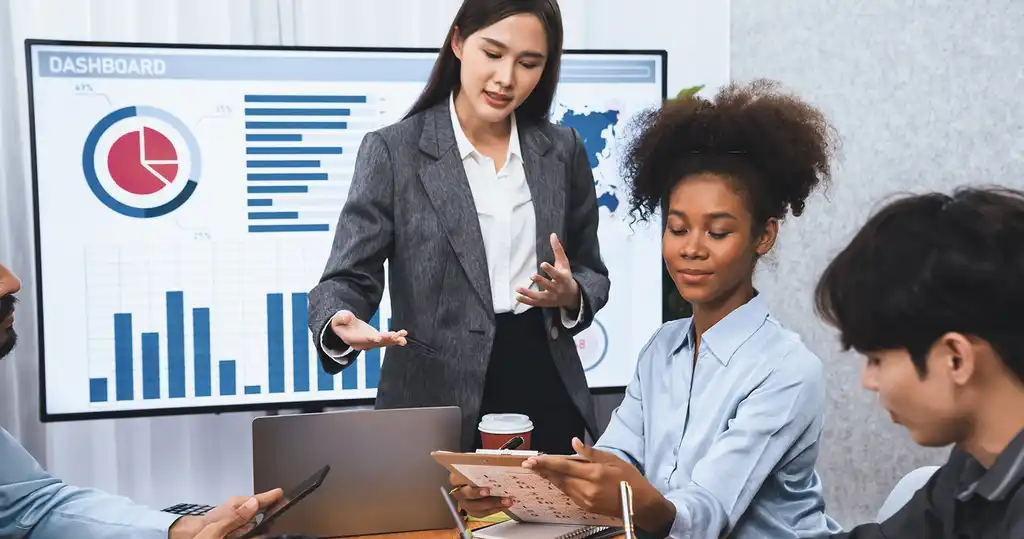 Fotografía de profesionales mostrando a un cliente el crecimiento obtenido gracias a una campaña de inbound marketing al aplicar estrategias en growth hacking