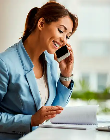 diplomados virtuales mujer en oficina frente a cuaderno de trabajo