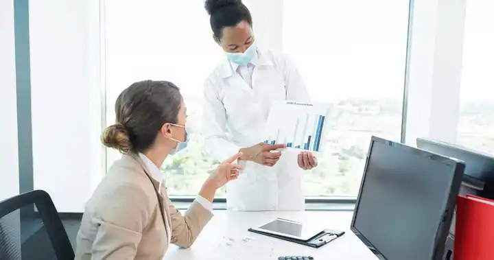 Medico comparando bioestadistica para una investigacion en salud