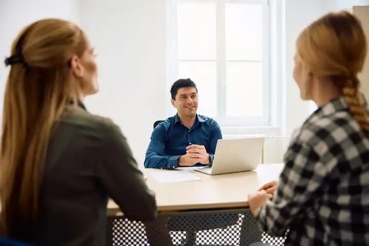 Imagen de un joven dentro de una oficina tomando un diplomado virtual para aprender Python.