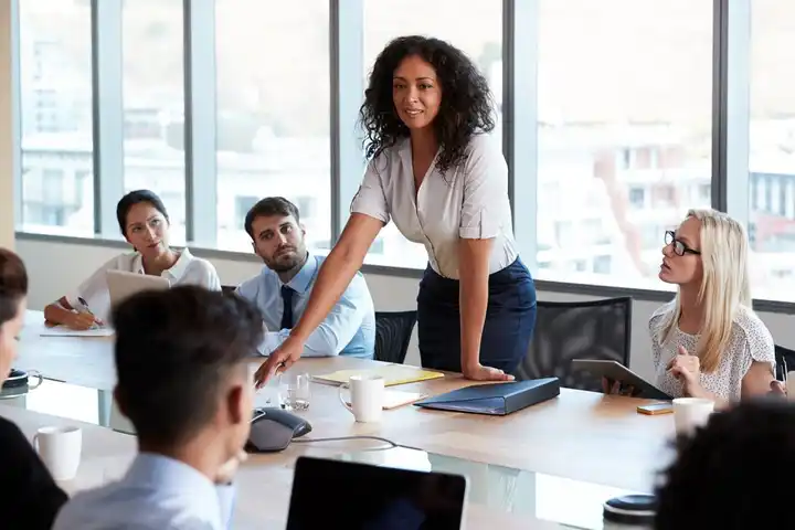 Una profesional en comunicaciones corporativas prepara un plan de comunicaciones internas