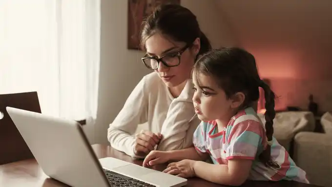Cómo sostener la maternidad y trabajo sin renunciar a estudiar
