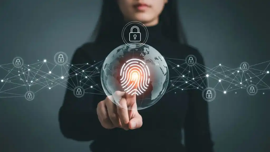 Imagen que muestra a una joven estudiante interactuando con un holográfico que contiene una gran huella dactilar. Una red de iconos de candados se extiende por el globo y la red circundante, lo que subraya la importancia de la privacidad digital en un mundo globalizado.