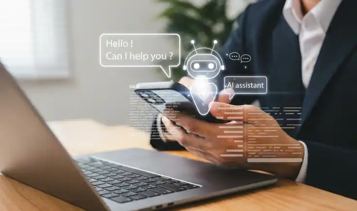 Interfaz de asistente virtual en un smartphone, destacando las ventajas de la IA en las empresas para optimizar la comunicación.