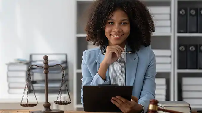 ¿Por qué estudiar una maestría en derecho?