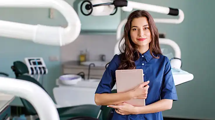 Doctora en consulta con paciente dandole recomendaciones en los hábitos para mejora de su salud