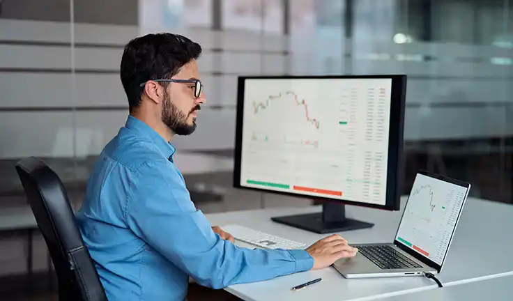 Joven contador hace uso de la inteligencia artificial para llevar contabilidad automatizada de un negocio. 