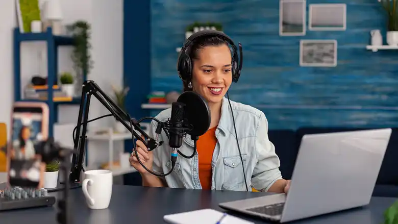 Imagen de docente explicando a estudiantes en clase en línea, ejemplo de docencia virtual enfocada en procesos de aprendizaje