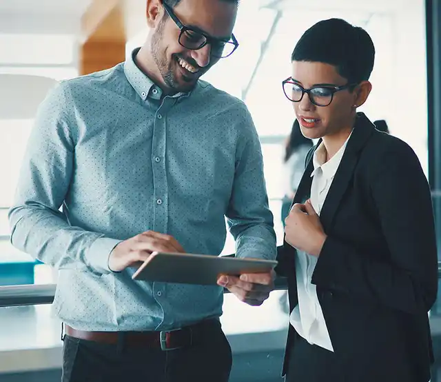 Dos estudiantes revisan las carreras profesionales a distancia de la Universidad de San Martín de Porres.