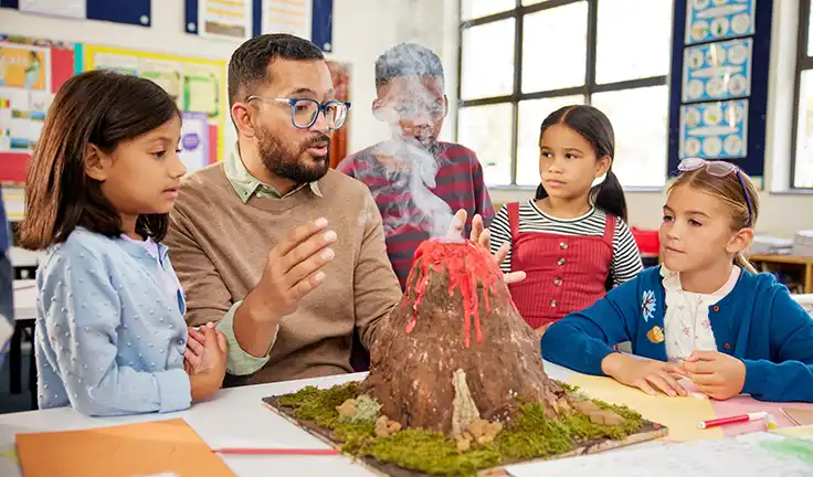 Una profesora de educación primaria utiliza las metodologías en la educación en el aula para fomentar el aprendizaje activo. 