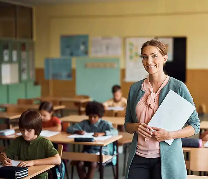Profesora imparte clases a niños y niñas en etapa de educación inicial