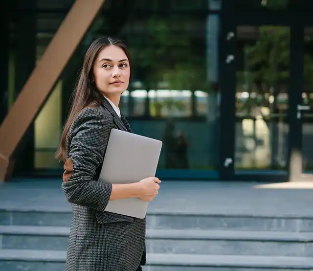Mujer estudiante de maestrías de USMP Virtual