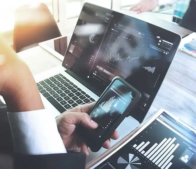 Estudiante analizando información estadística