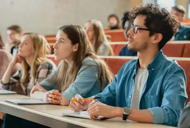 Estudiantes tomando una clase en USMP